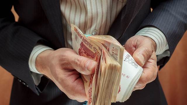 Средняя зарплата федерального чиновника составляет более 111 тысяч рублей