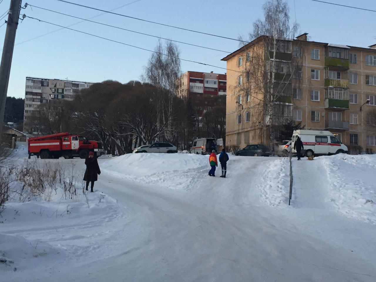 В Златоусте оцеплен двор из-за сильного запаха газа В Златоусте оцеплен двор из-за сильного запаха газа