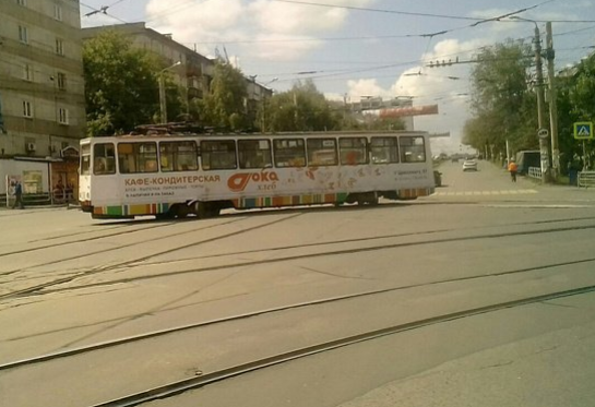 В Челябинске на перекрестке Каслинской и проспекта Победы сошел с рельсов трамвай