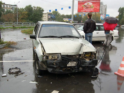 В Челябинске молодой водитель проехал по встречной и через два забора