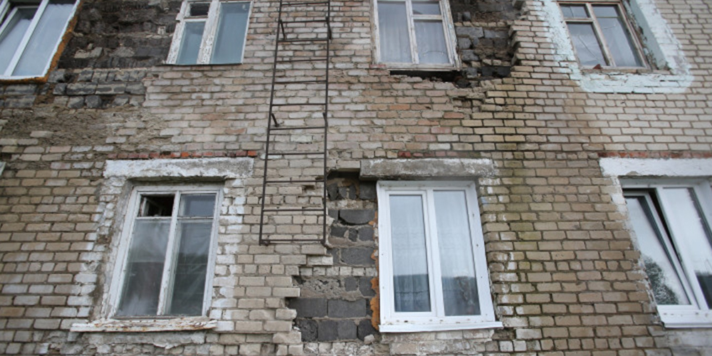 Больше 500 аварийных домов расселят в поселке Увелка