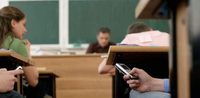 Школьники могут лишиться мобильных телефонов во время уроков