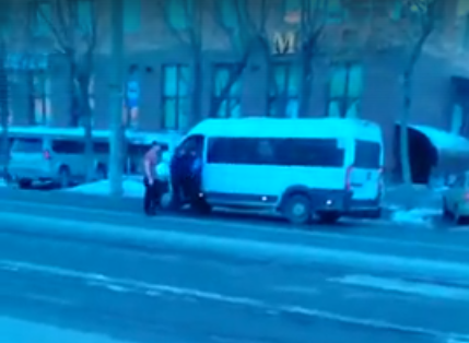 В Челябинске двое маршрутчиков подрались на проезжей части (видео)