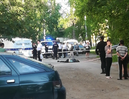 В Екатеринбурге во дворе дома неизвестные насмерть забили мужчину