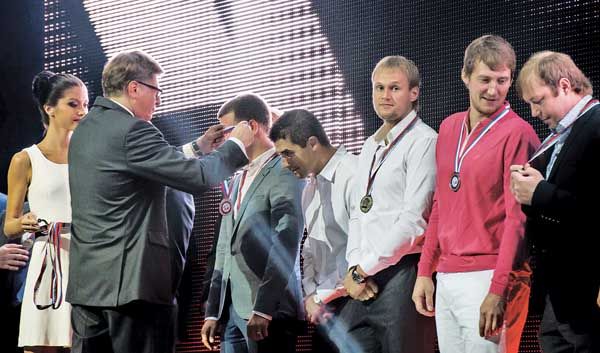 Игроки и тренеры челябинского «Трактора» получили серебряные медали Кубка Гагарина