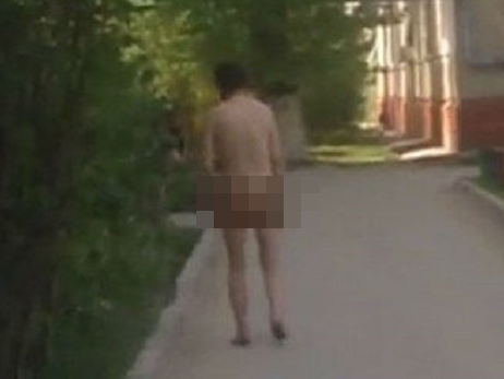 В Челябинске сотрудник кукольного театра бегал голым по улице Каслинской