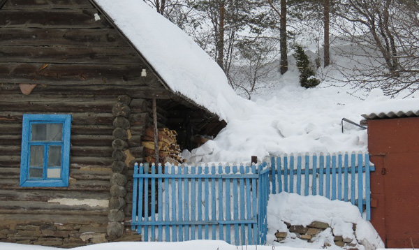 Многотонная снежная лавина накрыла несколько домов у подножия горы Кладенной в Усть-Катаве