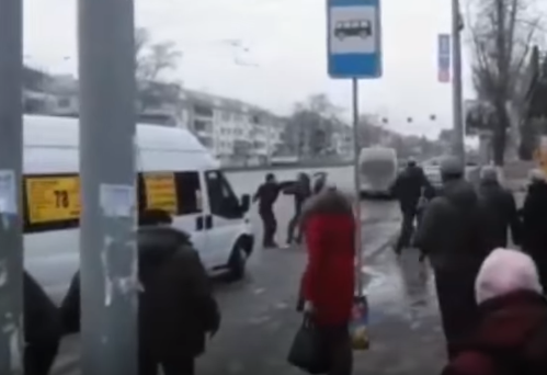 В Челябинске маршрутчики устроили драку на проспекте Ленина