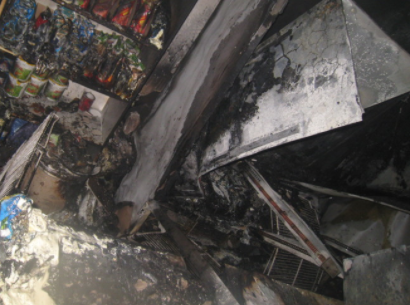 В Екатеринбурге дотла выгорел магазин на Вторчермете