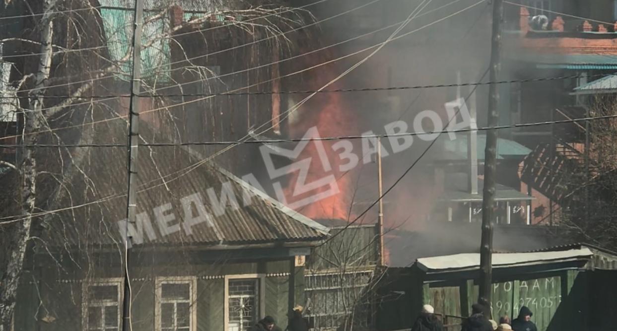«Выбивали окна гвоздодерами». Спасение детей из горящего дома в Чебаркуле сняли на видео
