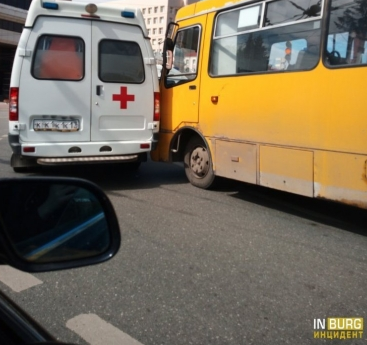 В центре Екатеринбурга автобус протаранил "скорую помощь"