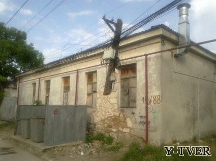 В Кусинском районе электрические провода примотаны прямо к столбам