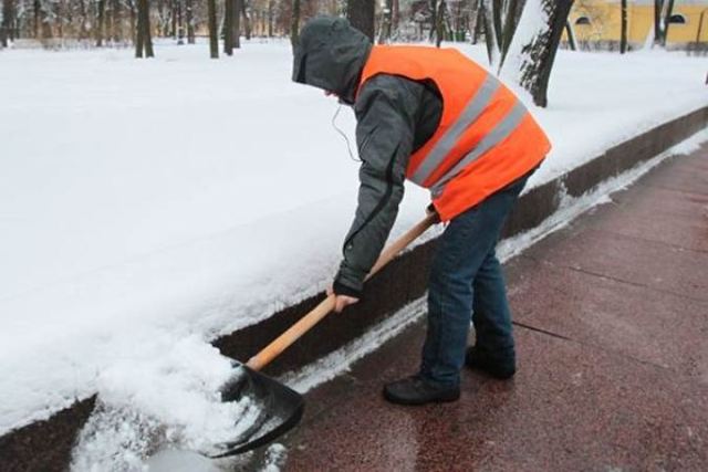 Армада снегоуборщиков не слишком улучшила обстановку в Челябинске