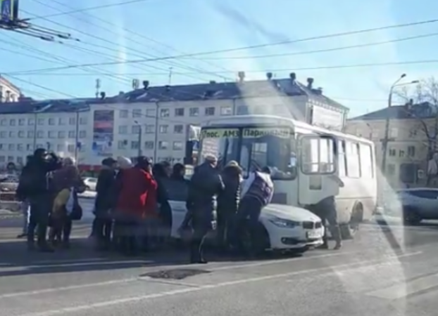 В Челябинске школьник, раненый в ДТП с маршруткой, умер в больнице