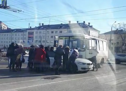 В Челябинске после ДТП с маршруткой девушку зажало в машине