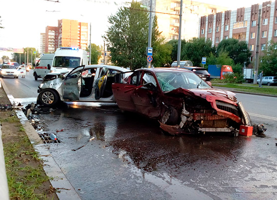 В Перми в страшном ДТП с "Яндекс.Такси" на бульваре Гагарина ранены три человека