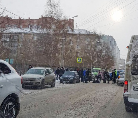 В центре Челябинска иномарка сбила двух парней на пешеходном переходе