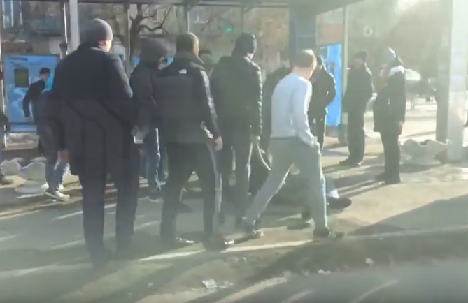 В Челябинске толпа подростков избила мужчину на остановке арматурой