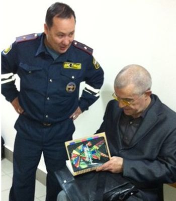 Директор челябинского лицея №31 в суде подарил свою книгу с автографом полицейскому