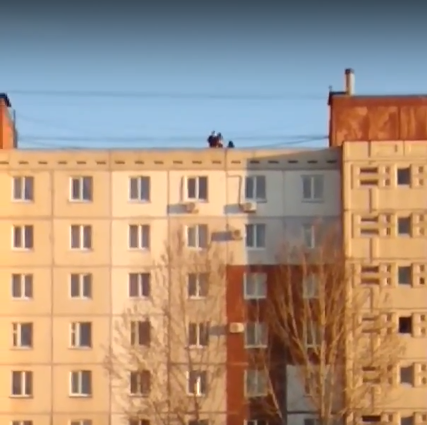 В Уфе подростки взобрались на крышу многоэтажки ради эффектного фото