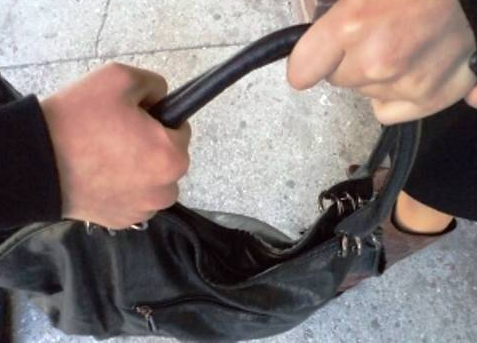 В Зауралье грабитель напал на пенсионерку чтобы купить кроссовки возлюбленной