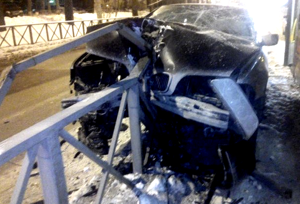 В Перми арестован водитель, насадивший BMW на отбойник