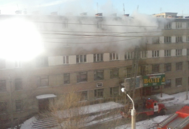 В Челябинске загорелось общежитие