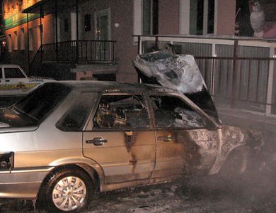 В Челябинске возле жилого дома загорелся автомобиль
