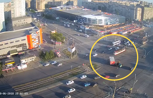В Челябинске ларек шаурмы оборвал трамвайные провода