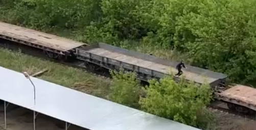 «Он мог упасть». На Южном Урале подросток пробежал по вагонам движущегося поезда. Видео
