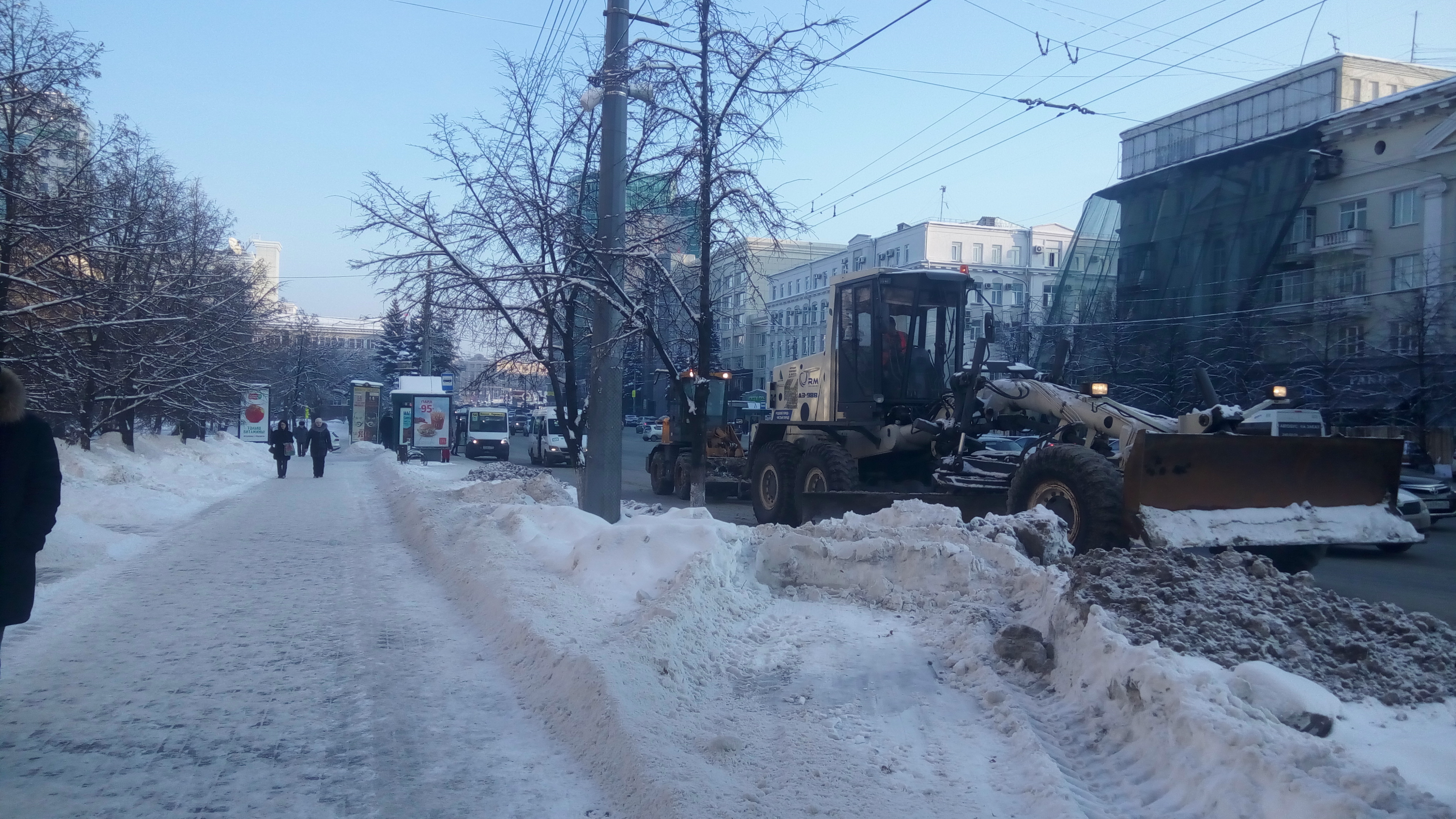 Вторые сутки в Челябинске продолжается борьба со снежными завалами Вторые сутки в Челябинске продолжается борьба со снежными завалами