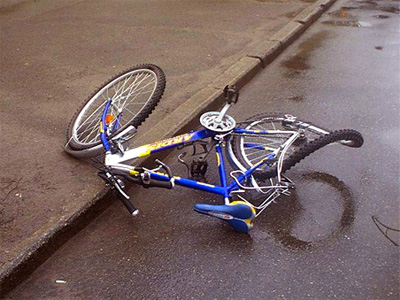 В Челябинске велосипедист ночью провалился в яму на проспекте Ленина