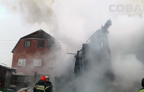 В Екатеринбурге люди выпрыгивали из окон чтобы спастись из горящего дома