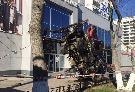 В Челябинске рухнул автокран с мойщицами окон
