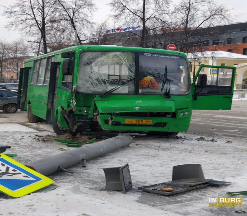 «Из носа текла кровь». Маршрутка с подростками врезалась в фонарный столб в Екатеринбурге «Из носа текла кровь». Маршрутка с подростками врезалась в фонарный столб в Екатеринбурге