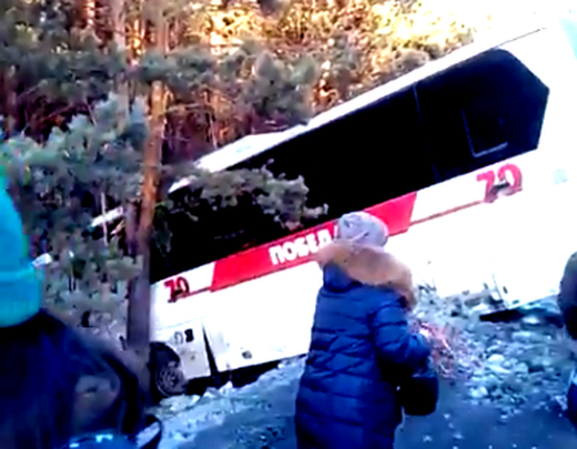 На трассе М-5 пассажирский автобус улетел в кювет (видео)