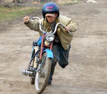 В Госдуму внесен законопроект, обязывающий получать права на вождение скутеров и мопедов