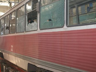 В Челябинске неизвестные обстреляли трамвай