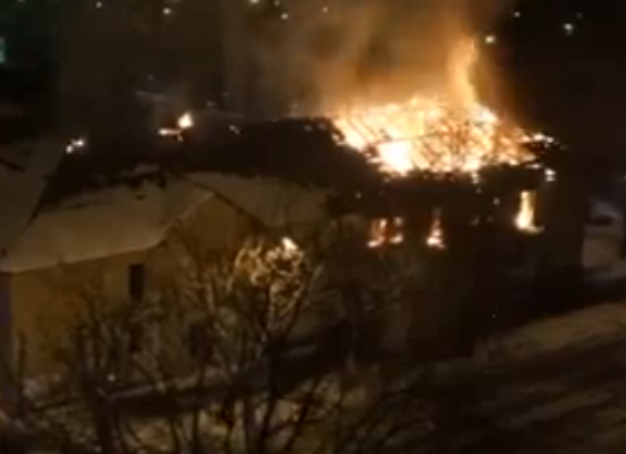 В Екатеринбурге одновременно сгорели два расселенных дома