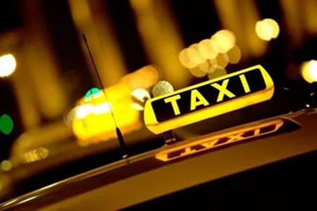 Таксист из Кыштыма спас старушку от мошенника