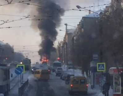 В Магнитогорске на ходу загорелась маршрутка с пассажирами (видео)