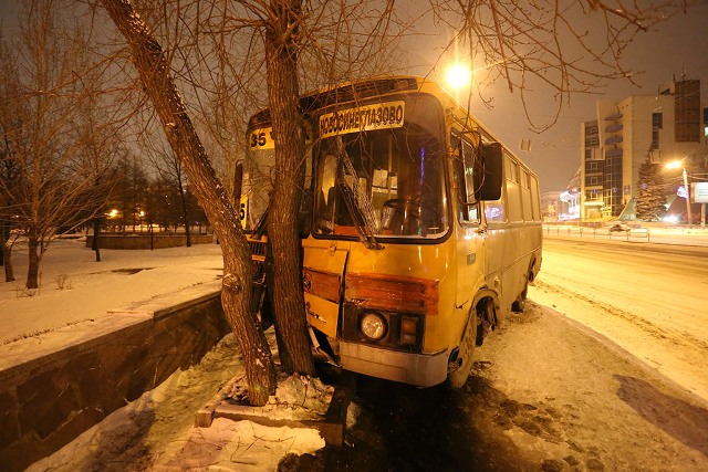 В Челябинске маршрутка врезалась в дерево