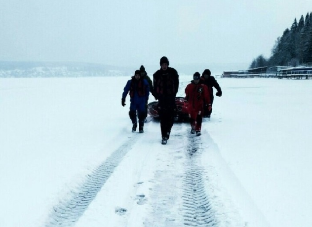 В Прикамье спасли рыбаков, провалившихся на вездеходе под лед