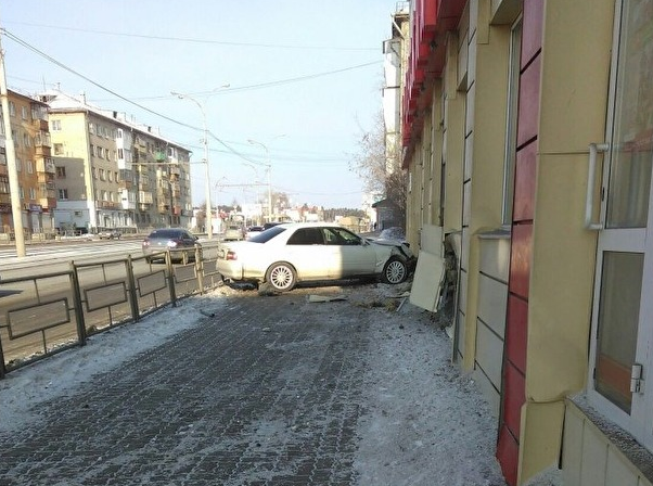В Екатеринбурге иномарка врезалась в магазин