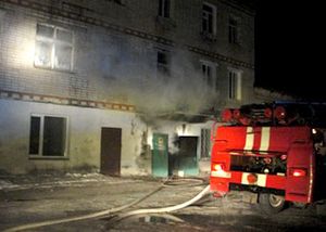 В Юрюзани пожарные эвакуировали из горящего дома 18 человек