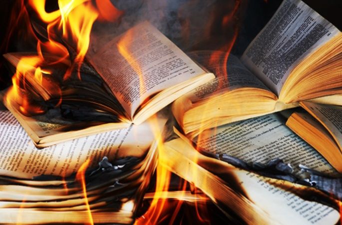 Одинокий книголюб из Челябинска чуть не погиб на пожаре из-за непотушенной сигареты