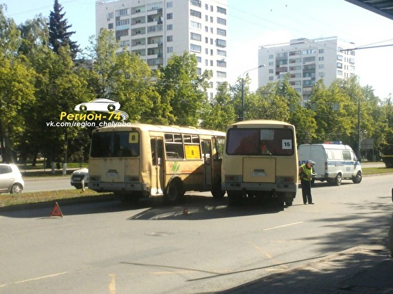 В Челябинске две маршрутки столкнулись, пытаясь обогнать друг друга