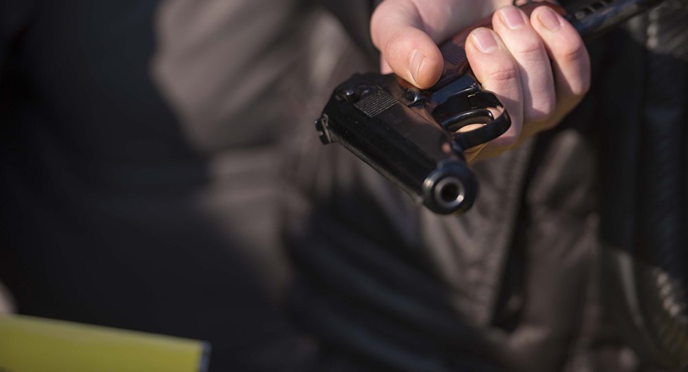 Вооруженный пистолетом мужчина угрожал прохожим в Магнитогорске Вооруженный пистолетом мужчина угрожал прохожим в Магнитогорске
