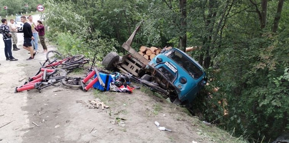 В Челябинской области лесовоз протаранил подростков-велосипедистов