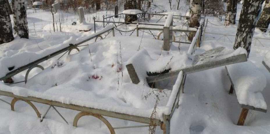Погром на сельском кладбище раскрыли по горячим следам полицейские в Свердловской области